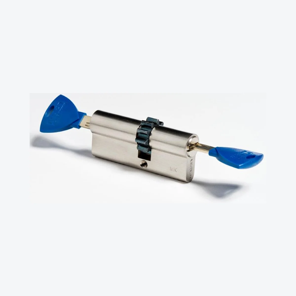 רב־בריח צילינדר DYNAMIC לדלת